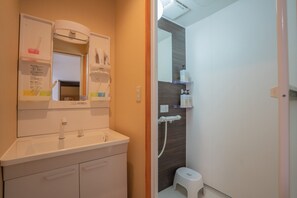 Deluxe Cabin, 3 Bedrooms, Non Smoking | Bathroom sink - Tabitime Daikokuchou (Osaka)