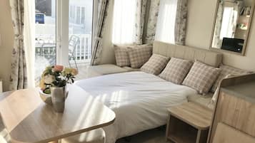 Télévision, lecteur de DVD, livres