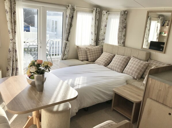 Fernseher, DVD-Player, Bücher