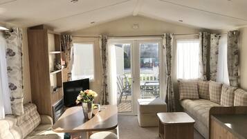 Télévision, lecteur de DVD, livres