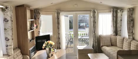 Téléviseur, lecteur de DVD, livres