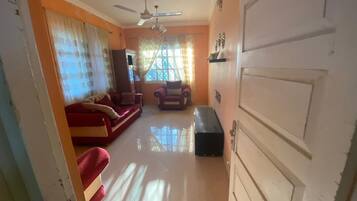 Villa ejecutiva | Área de sala de estar | Televisión de 50 pulgadas con canales por cable