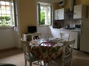 Kühlschrank, Mikrowelle, Herdplatte, Wasserkocher mit Kaffee-/Teezubehör