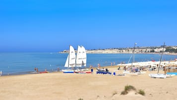 Plage privée, navette gratuite vers la plage, chaises longues, parasols