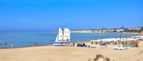 Plage privée, navette gratuite vers la plage, chaises longues, parasols