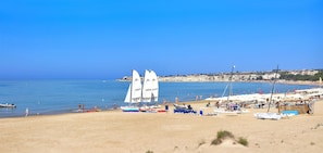 Plage privée, navette gratuite vers la plage, chaises longues, parasols
