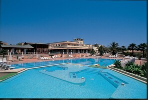 2 outdoor pools