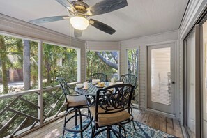 Outdoor dining - 3 bedroom, Close to Resort Center for MEMORABLE Kiawah Vacation! (Johns Island)