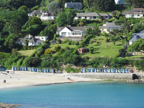 Kingfisher Cottage Pendra Loweth Falmouth 2 min drive to beach, enclosed garden.