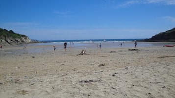 NĂ€ra stranden och solstolar