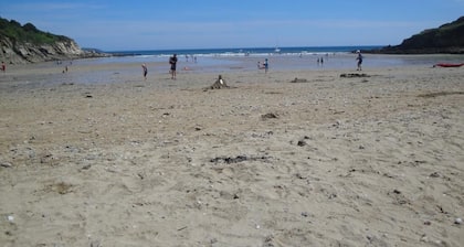 Kingfisher Cottage Pendra Loweth Falmouth 2 min drive to beach, enclosed garden.