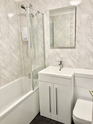 Duschwanne, HandtĂŒcher, Seife, Toilettenpapier