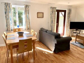 Téléviseur connecté, lecteur de DVD, livres