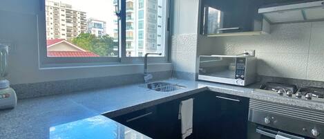 Réfrigérateur, micro-ondes, four, plaque de cuisson