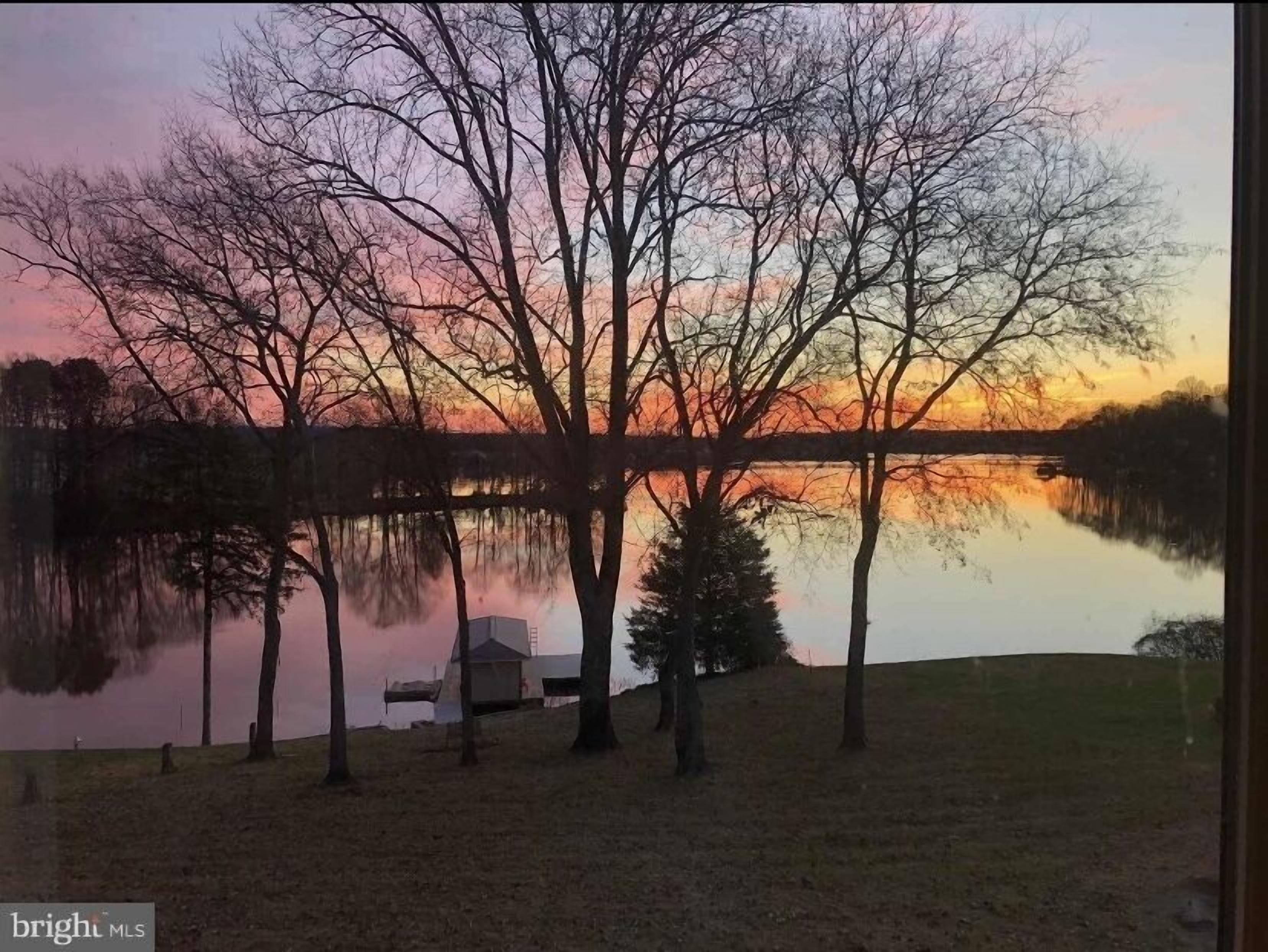 Home Base- Lovely Waterfront, Public Side, Short Walk to Lake Anna Boardwalk