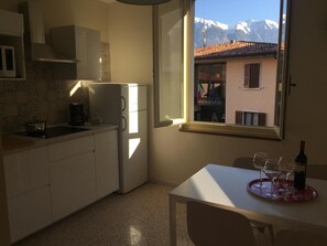 Frigorifero, microonde, piano cottura, macchina per tè/caffè