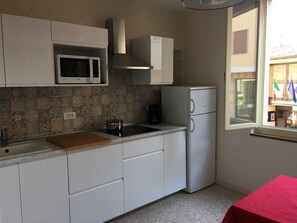 Frigorifero, microonde, piano cottura, macchina per tè/caffè