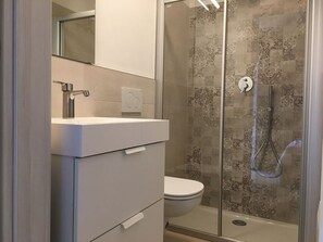 Ducha, secador de pelo, bidet, toallas