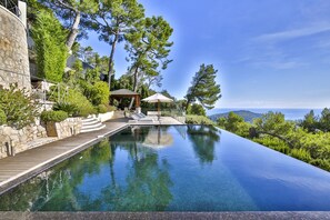 Piscina all'aperto, una piscina riscaldata