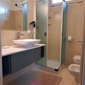 Doccia, asciugacapelli, bidet, sapone