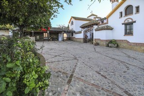 Property grounds - Holiday Home ‘La Cazuela’ with Mountain View, Pool, Garden & Terraces (Arcos de la Frontera)
