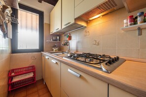 Kühlschrank, Ofen, Herdplatte, Wasserkocher mit Kaffee-/Teezubehör