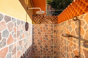 Banheira, secador de cabelo, toalhas de banho 