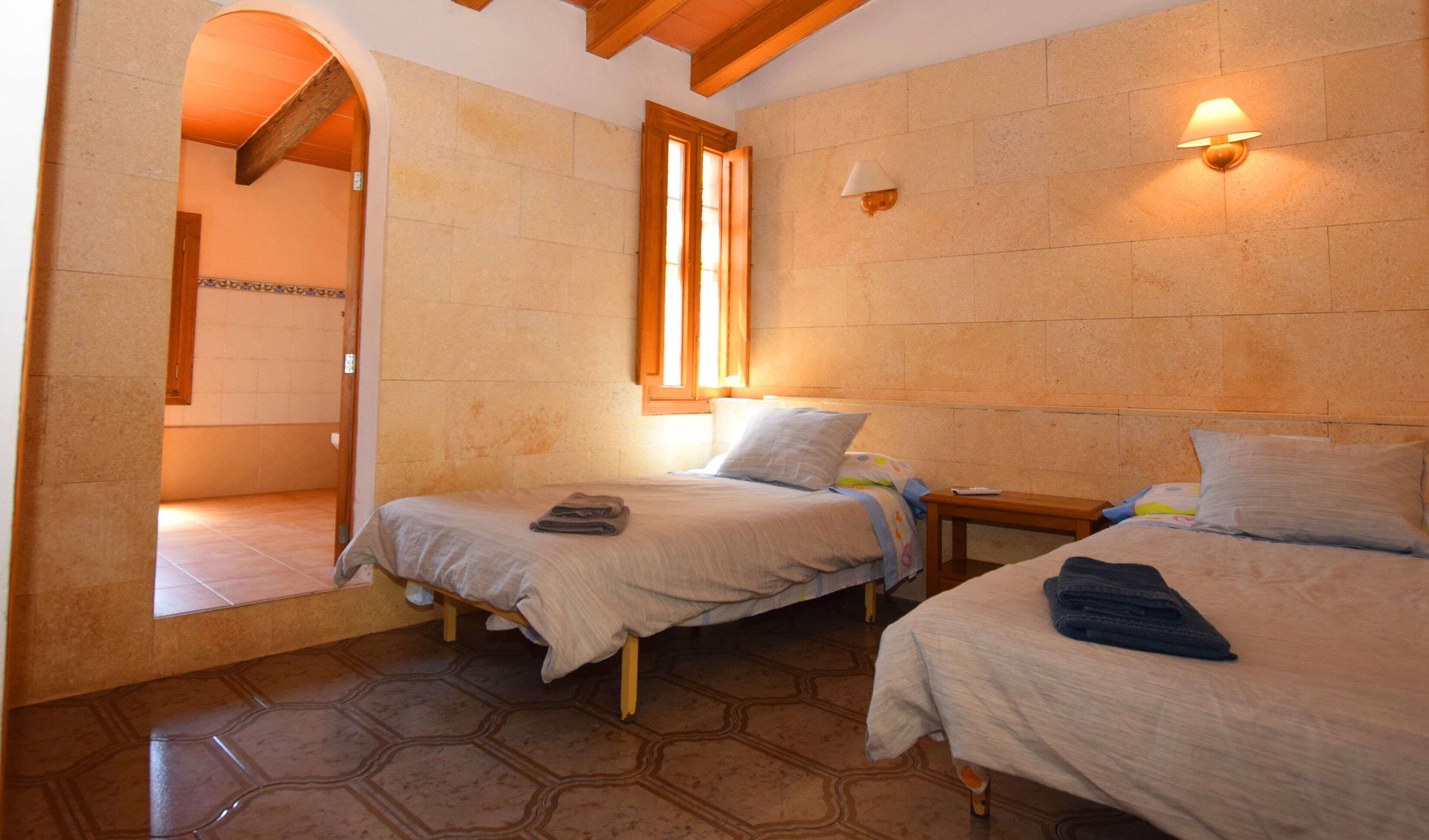 4 bedrooms, iron/ironing board, free WiFi, bed sheets