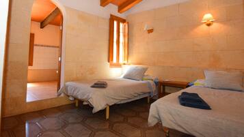 4 bedrooms, iron/ironing board, free WiFi, bed sheets