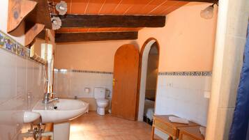 Badewanne, Haartrockner, HandtĂŒcher