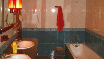 Badewanne, Haartrockner, HandtĂŒcher