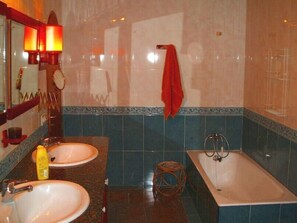 Bathtub, hair dryer, towels