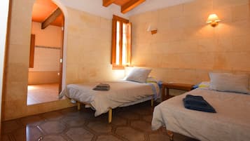 4 chambres, fer et planche à repasser, Wi-Fi gratuit, draps fournis