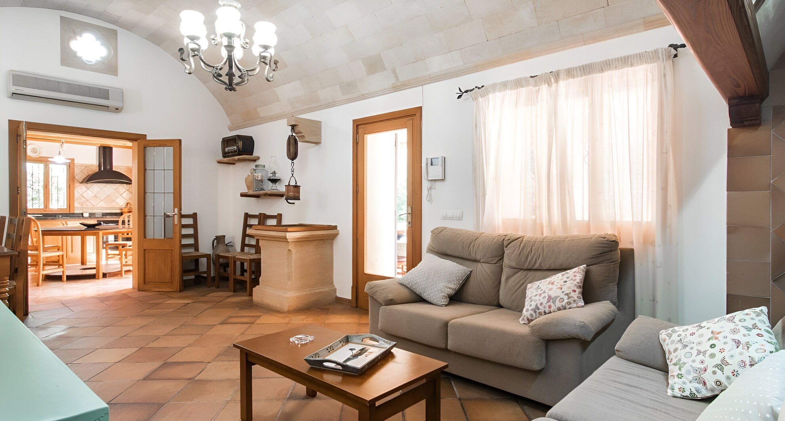 Una televisión, una chimenea