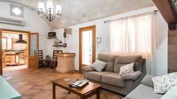 Una televisión, una chimenea