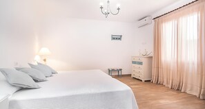 2 makuuhuonetta, silitysrauta/-lauta, ilmainen Wi-Fi, vuodevaatteet