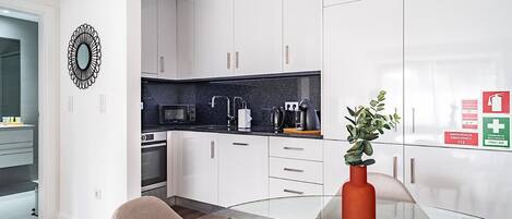 Køleskab, mikrobølgeovn, ovn, kogeplade