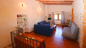 Televisión y chimenea 