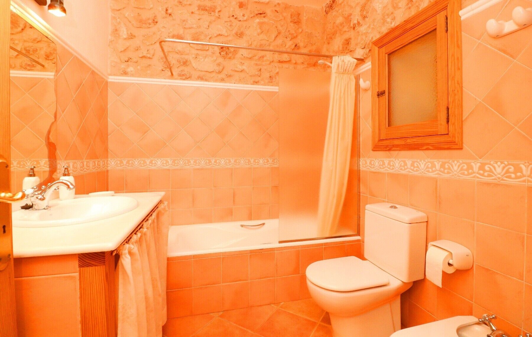 Baignoire, séchoir à cheveux, serviettes fournies