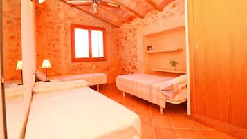 3 chambres, fer et planche à repasser, Wi-Fi gratuit, draps fournis