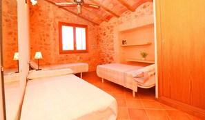 3 bedrooms, iron/ironing board, free WiFi, bed sheets