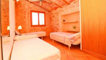 3 slaapkamers, een strijkplank/strijkijzer, gratis wifi, beddengoed