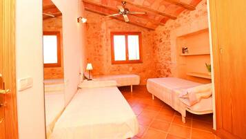 3 makuuhuonetta, silitysrauta/-lauta, ilmainen Wi-Fi, vuodevaatteet