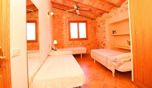 3 makuuhuonetta, silitysrauta/-lauta, ilmainen Wi-Fi, vuodevaatteet