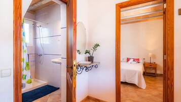 3 habitaciones, tabla de planchar con plancha y wifi gratis