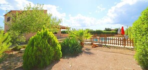 Property grounds - Cosy Finca Can Olivaret with Pool, Garden, Air Conditioning & Wi-Fi (Campos)