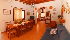 TV, fireplace, DVD player - Finca "Alcoraia" with Private Pool, Terrace and Wi-Fi (Campos)