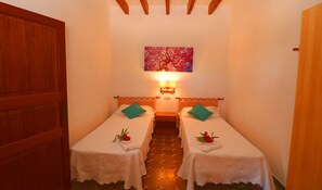 5 bedrooms, iron/ironing board, free WiFi, bed sheets - Finca "Alcoraia" with Private Pool, Terrace and Wi-Fi (Campos)