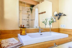 Badewanne, Haartrockner, Handtücher