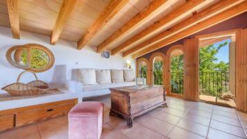 Televisión y chimenea